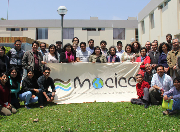 El Movimiento Ciudadano frente al Cambio Climático es una plataforma de la sociedad civil peruana, conformada por organizaciones sociales, ONGs, instituciones religiosas, colegios, colectivos ciudadanos, activistas, ¡y más!